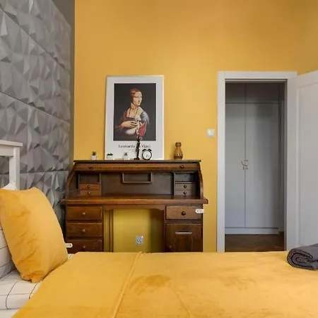 Golden Saska Kepa&boutique In The Heart Of