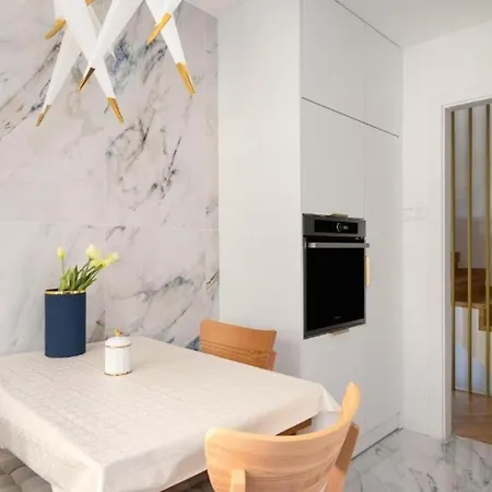 Golden Boutique House - Saska Kepa Villa *