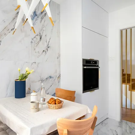 Golden Boutique House - Saska Kepa Villa *